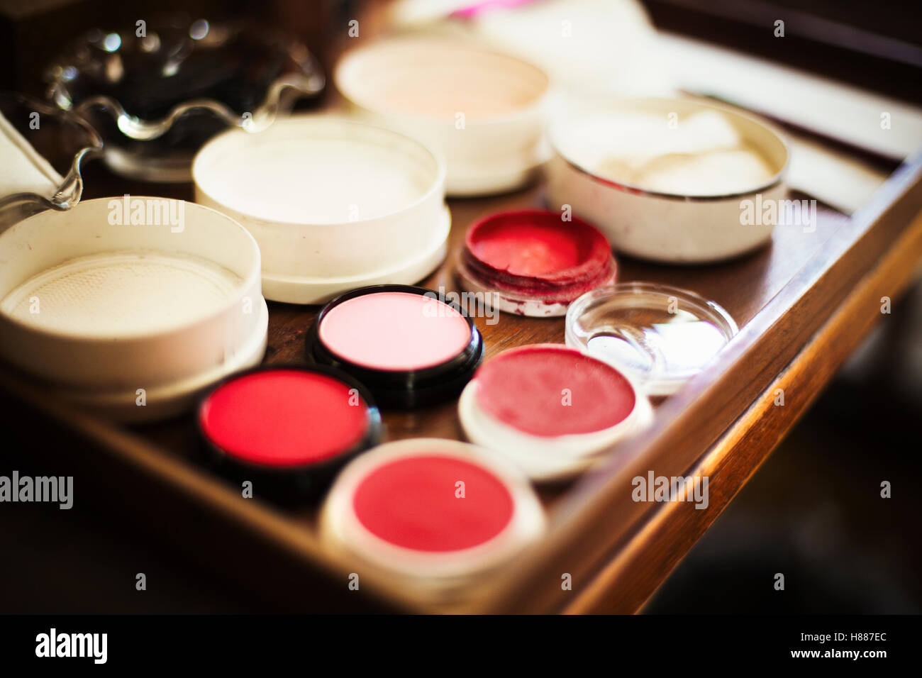 A tray of pots, rice powders, blushers and loose powder used in the white face make up of geisha women Stock Photo - Alamy A tray of pots, rice powders, blushers and loose powder used in the white face make up of geisha women Stock Photo - Alamy