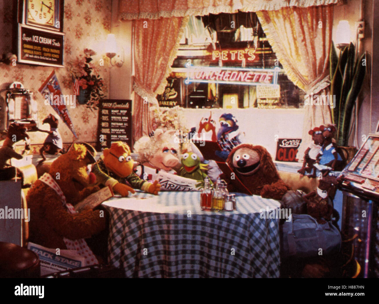 Die Muppets erobern Manhattan, (THE MUPPETS TAKE MANHATTAN) USA 1984, Regie: Frank Oz, MISS PIGGY, KERMIT, GONZO & CO. + FOZZIE BÄR Stock Photo