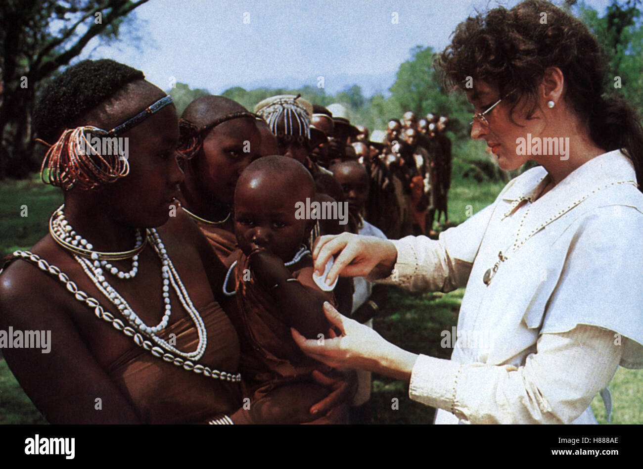 Jenseits von Afrika, (OUT OF AFRICA) USA 1985, Regie: Sidney Pollack, MERYL STREEP, Stichwort: Arzt, Impfen, Farbige, Kinder, Ketten Stock Photo