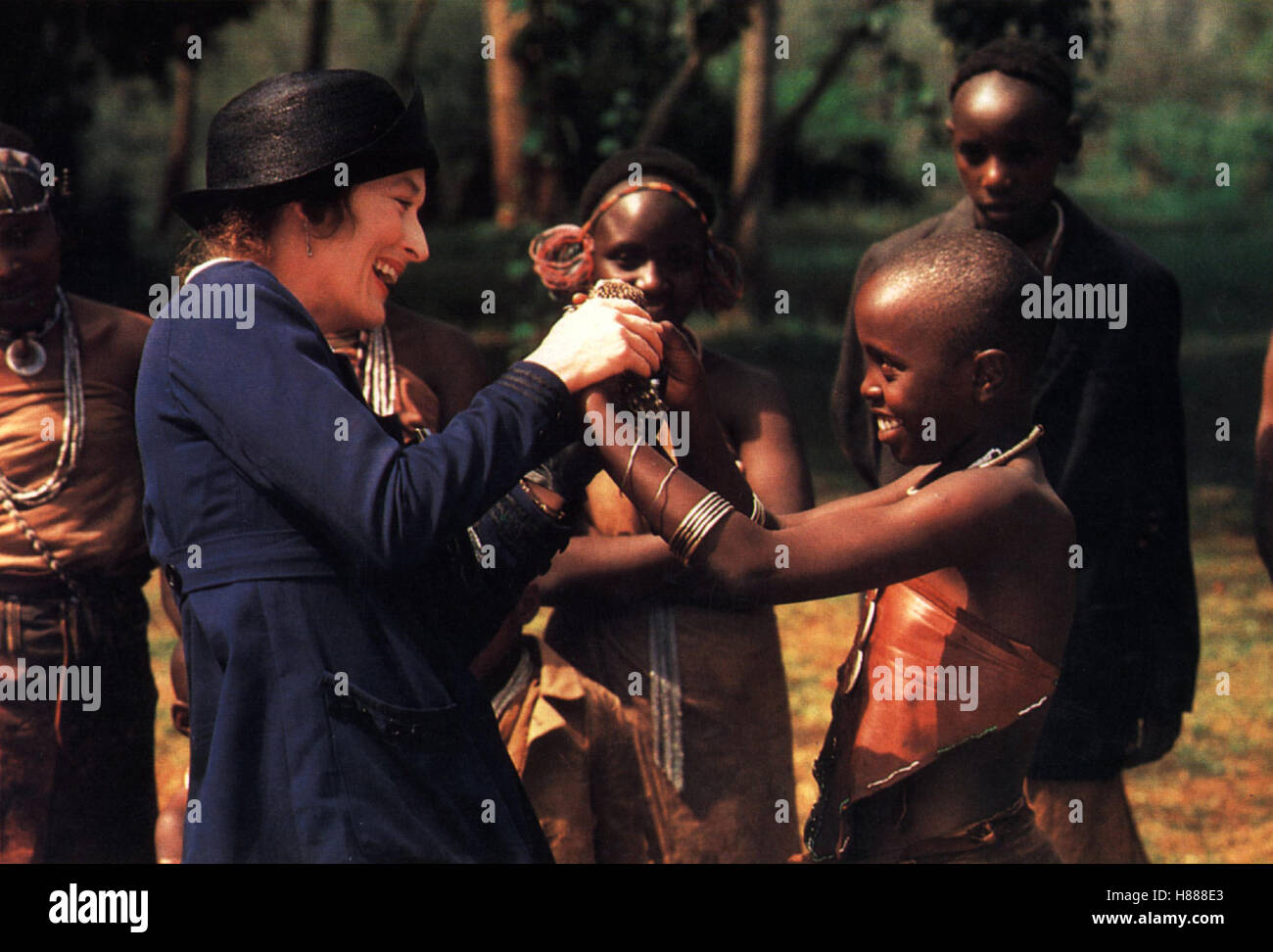 Jenseits von Afrika, (OUT OF AFRICA) USA 1985, Regie: Sidney Pollack, MERYL STREEP, Stichwort: Kinder, Lachen, Neger, Farbige, Geschenk Stock Photo