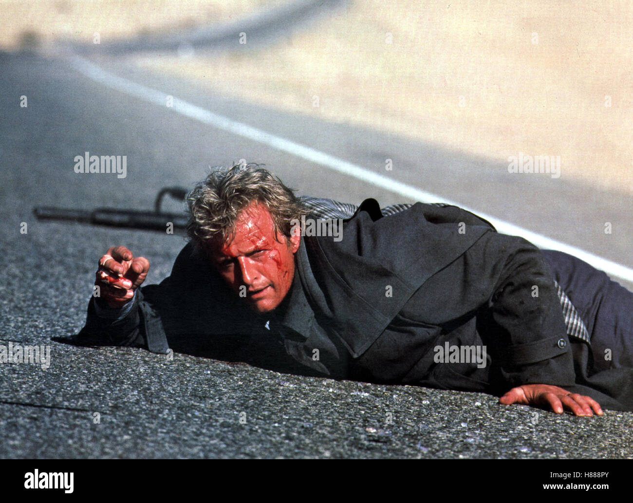Hitcher - Der Highwaykiller, (THE HITCHER) USA 1985, Regie: Robert Harmon, RUTGER HAUER, Stichwort: Verletzter, Straße, Wunde Stock Photo