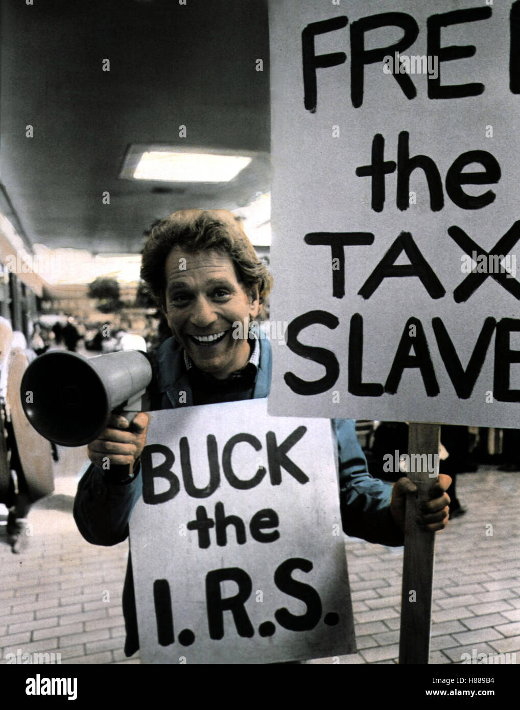 Pay Day - Zahltag, (MANY HAPPY RETURNS) TVM USA 1986, Regie: Steven Hilliard Stern, GEORGE SEGAL, Key: Flüstertüre, Demonstrant, Plakate, Schilder Stock Photo