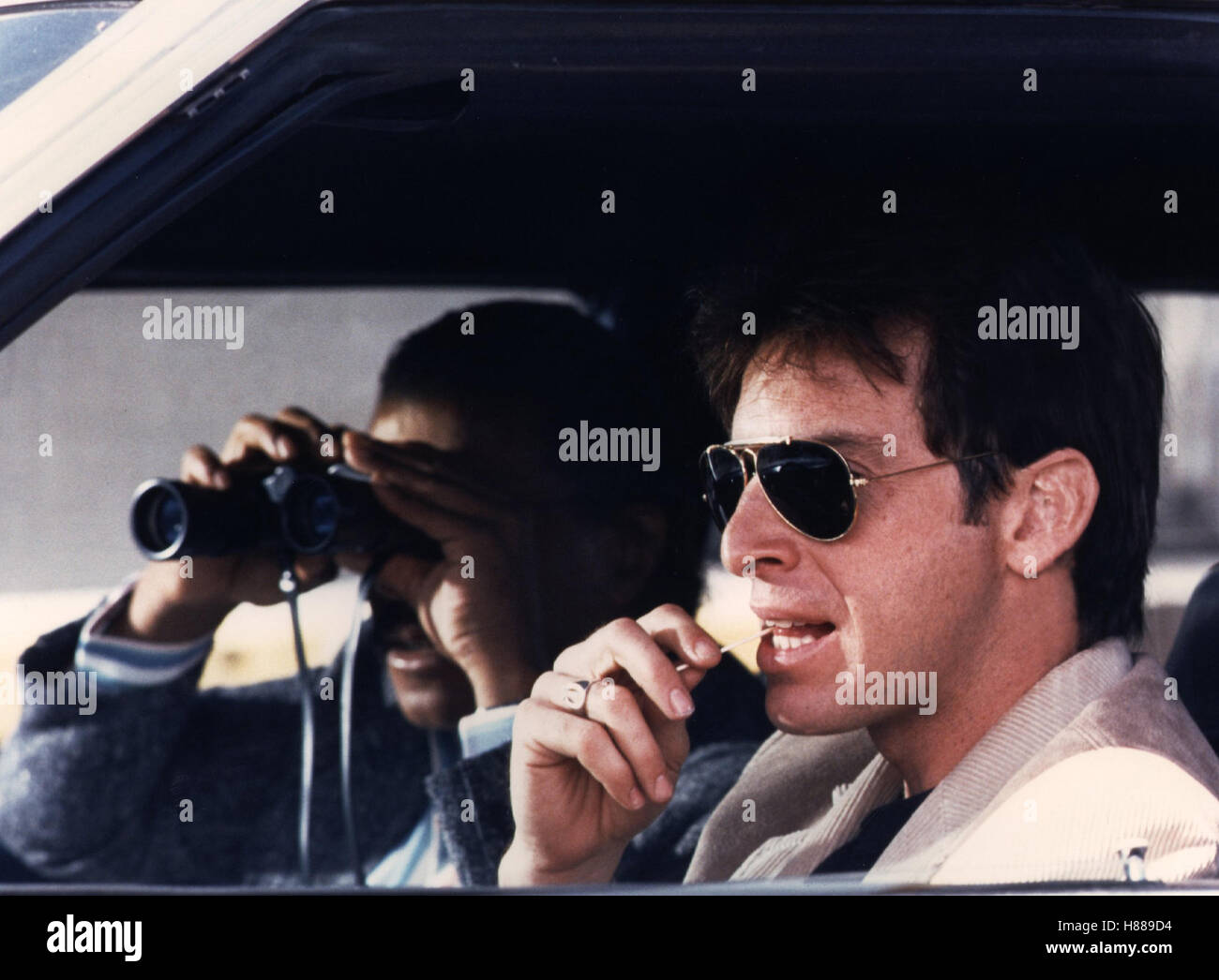 Der Berserker, (NUMBER ONE WITH A BULLET) USA 1986, Regie: Jack Smight, BILLY DEE WILLIAMS, ROBERT CARRADINE, Stichwort: Beobachtung, Observation, Fernglas, Sonnenbrille Stock Photo