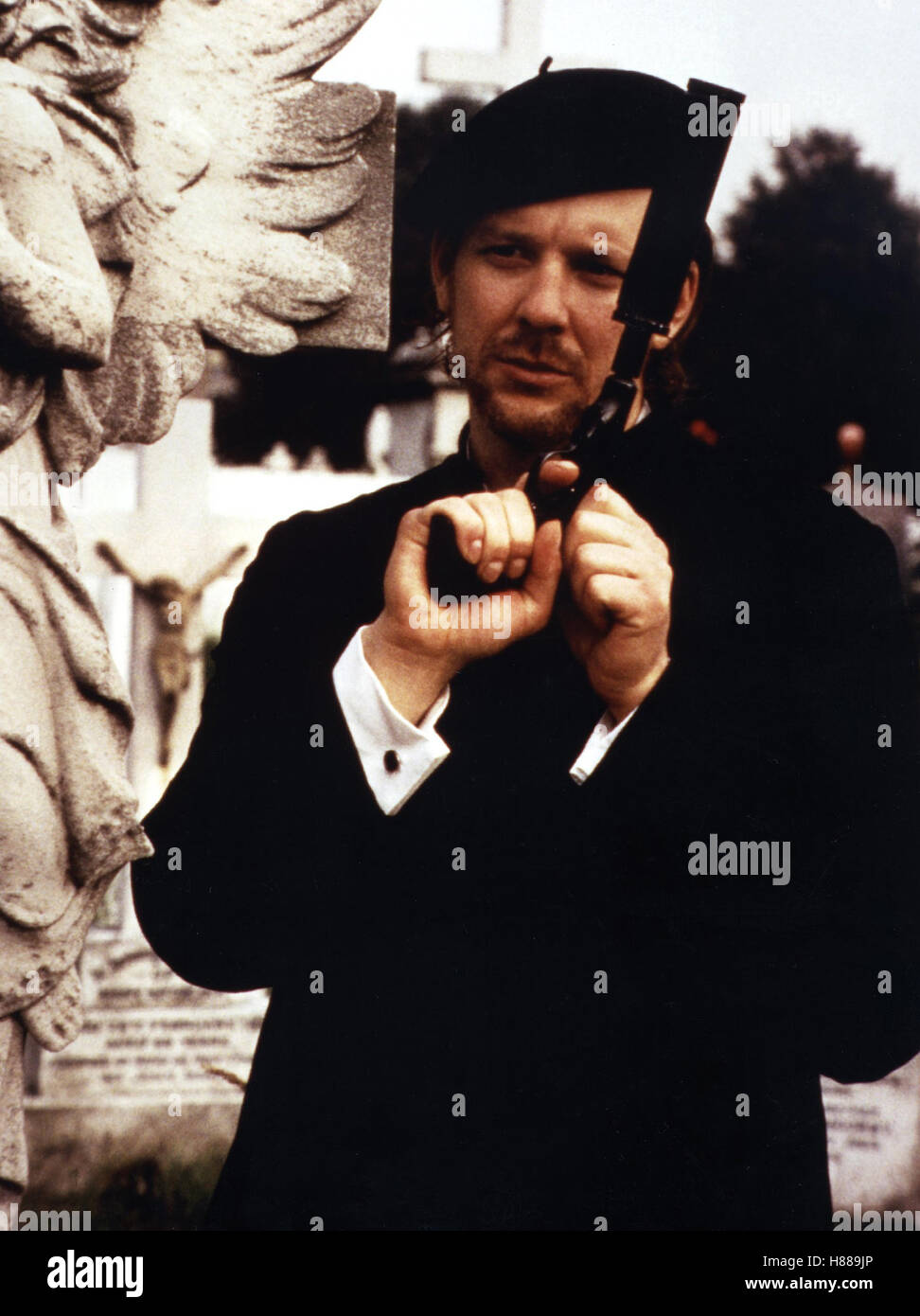 Auf den Schwingen des Todes, (A PRAYER FOR DYING) GB 1986, Regie: Mike Hodges, MICKEY ROURKE, Stichwort: Pistole, Schalldämpfer, Waffe Stock Photo