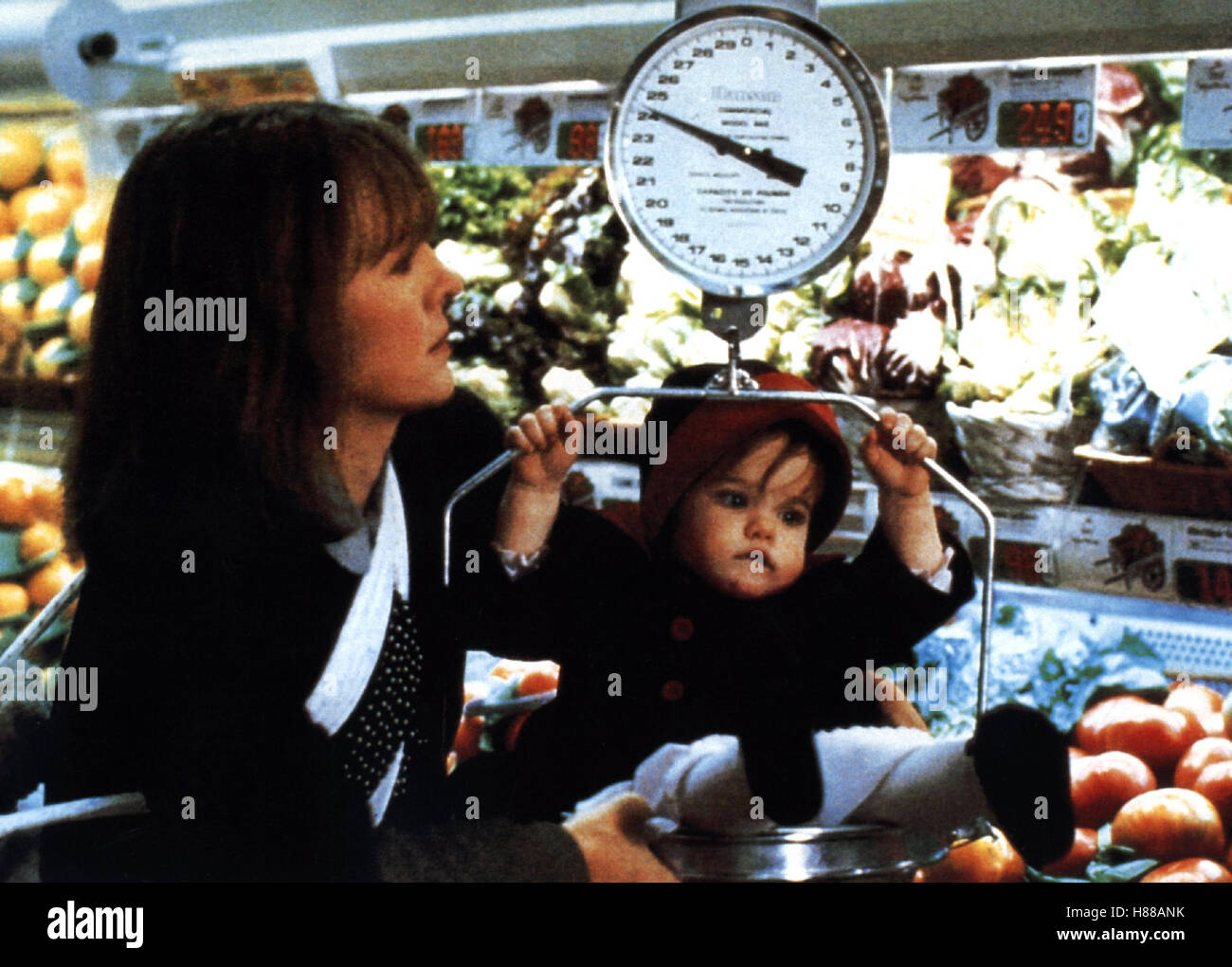 Baby Boom - Eine schöne Bescherung, (BABY BOOM) USA 1987, Regie: Charles Shyer, DIANE KEATON, MICHELLE KENNEDY, Stichwort: Mutter, Kind, Waage, Einkaufen Stock Photo
