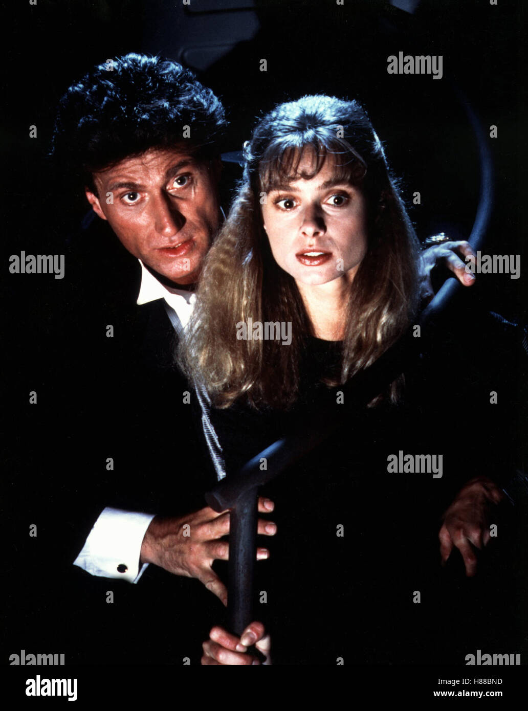 Zeit des Grauens, (SOMETHING IS OUT THERE) USA 1988, Regie: Richard Colla,  JOE CORTESE + MARYAM D'ABO Stock Photo - Alamy
