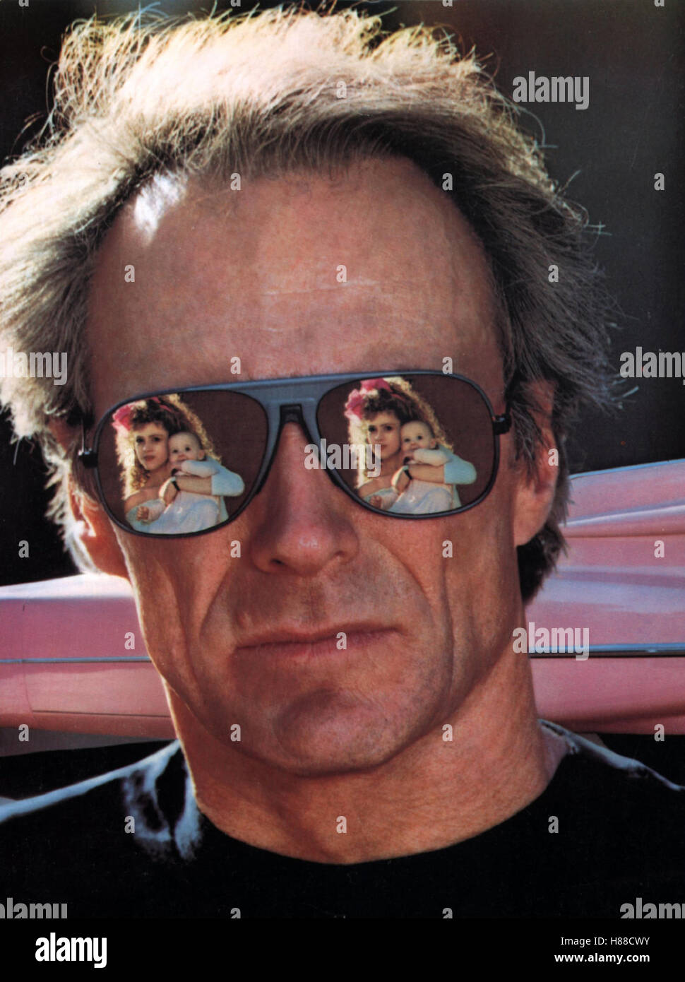 Pink Cadillac, (PINK CADILLAC) USA 1989, Regie: Buddy Van Horn, CLINT  EASTWOOD, Stichwort: Sonnenbrille, Spiegel Stock Photo - Alamy
