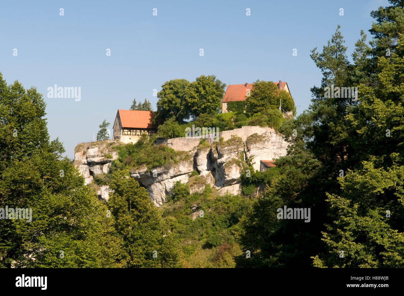 Burg Pottenstein castle towering over Pottenstein on a cliff, Naturpark Fraenkische Schweiz nature preserve Stock Photo