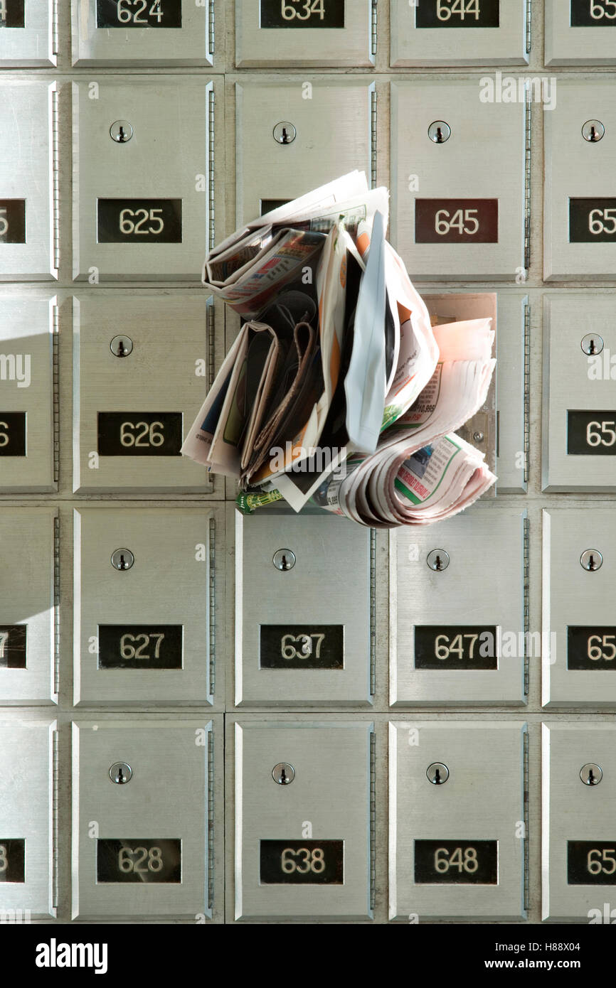 Post Office box overflowing with junk mail Stock Photo Alamy