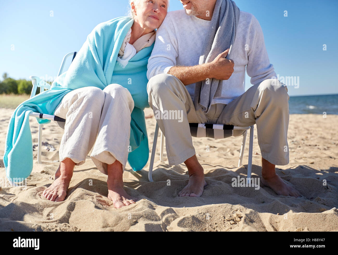 Couple sitting on beach hi-res stock photography and images - Alamy