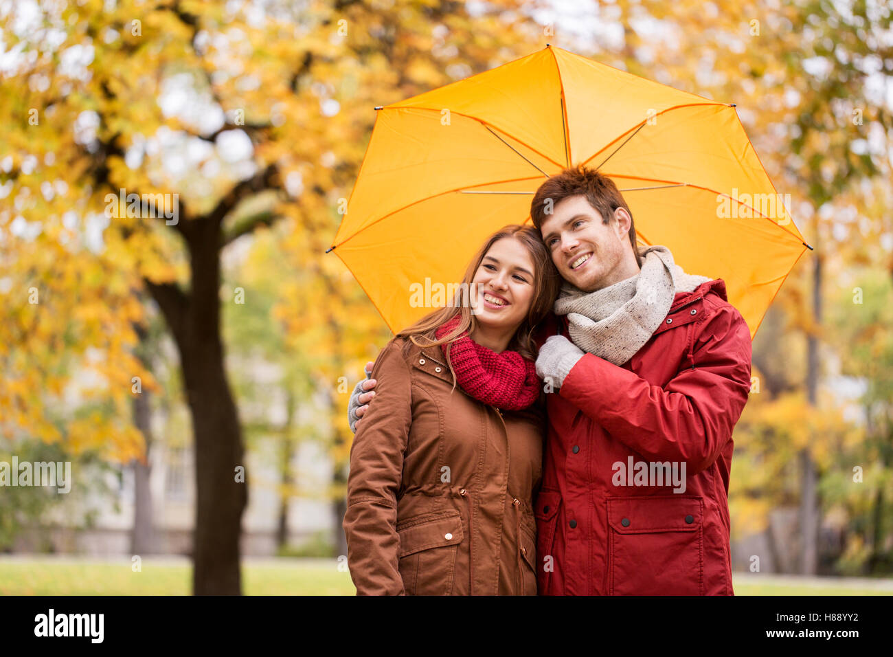 Pretty couple in love park hi-res stock photography and images - Alamy