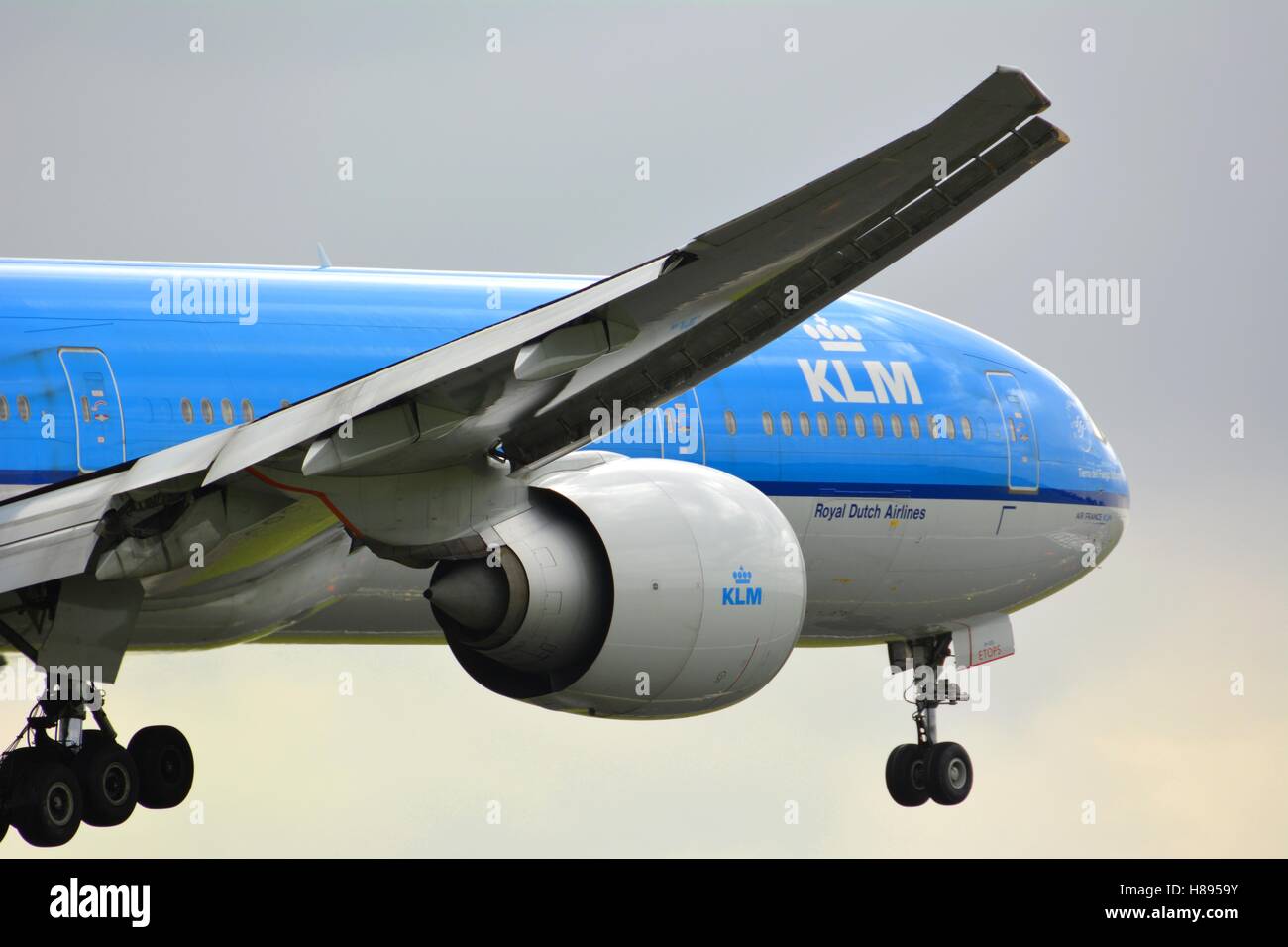 Triple seven reflecting on short final at Amsterdam Schiphol Stock Photo