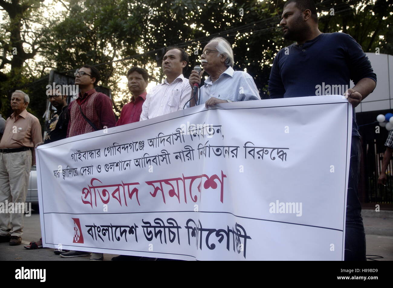 Dhaka, Bangladesh. 09th Nov, 2016. Bangladesh Udichi Shilpigoshthi, a cultural group, holds protests at National Museum, against the recent murders of Santals, an indigenous group, at Gaibandha. © Md. Mehedi hasan/Pacific Press/Alamy Live News Stock Photo