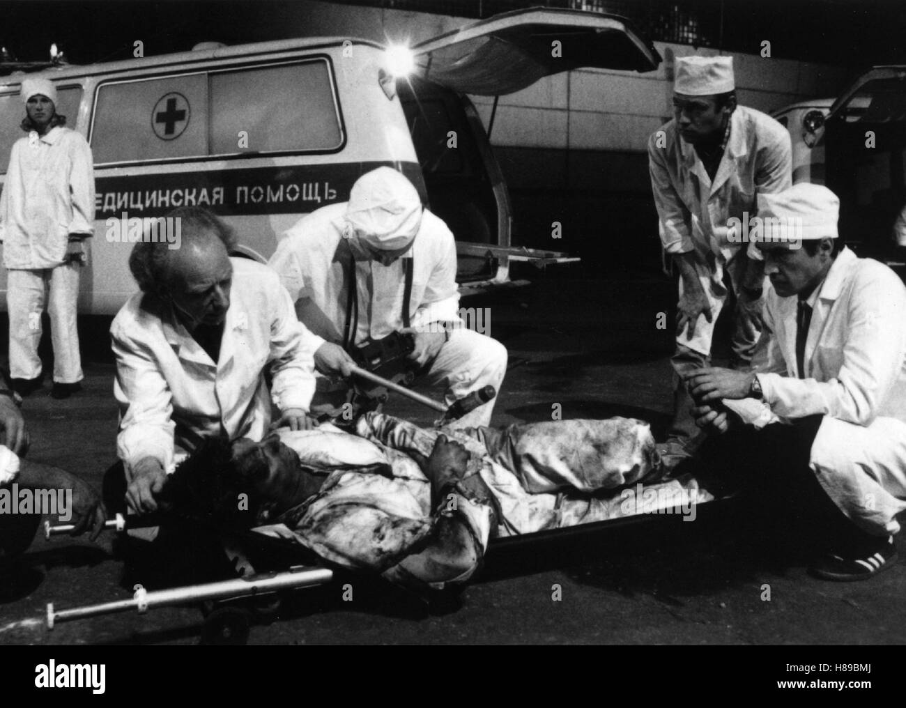 Tschernobyl - Die letzte Warnung, (CHERNOBYL: THE FINAL WARNING) TVM USA 1991, Regie: Anthony Page, Szene: Ärzte bemühen sich um ein Opfer der Katastrophe, Stichwort: Ambulanz., Krankenwagen, Bahre Stock Photo