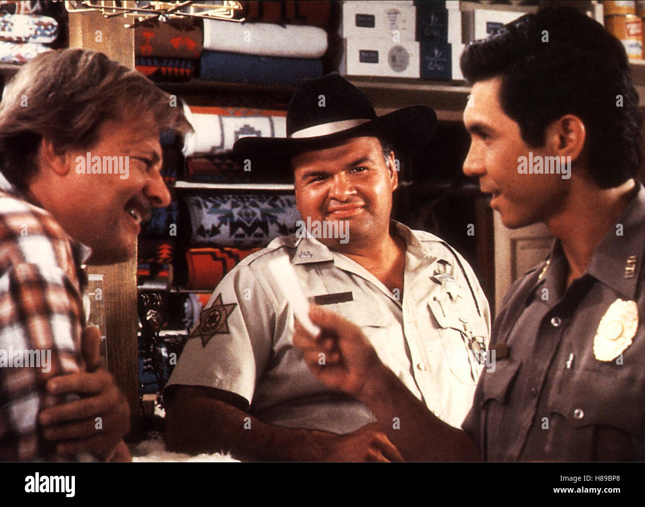 Le vent sombre Canyon Cop, Lou Diamond Phillips, Gary Farmer Auch Sheriff  'Cowboy' Dashee (Gary Farmer,r) ist Jim Chee (Lou Photo Stock - Alamy
