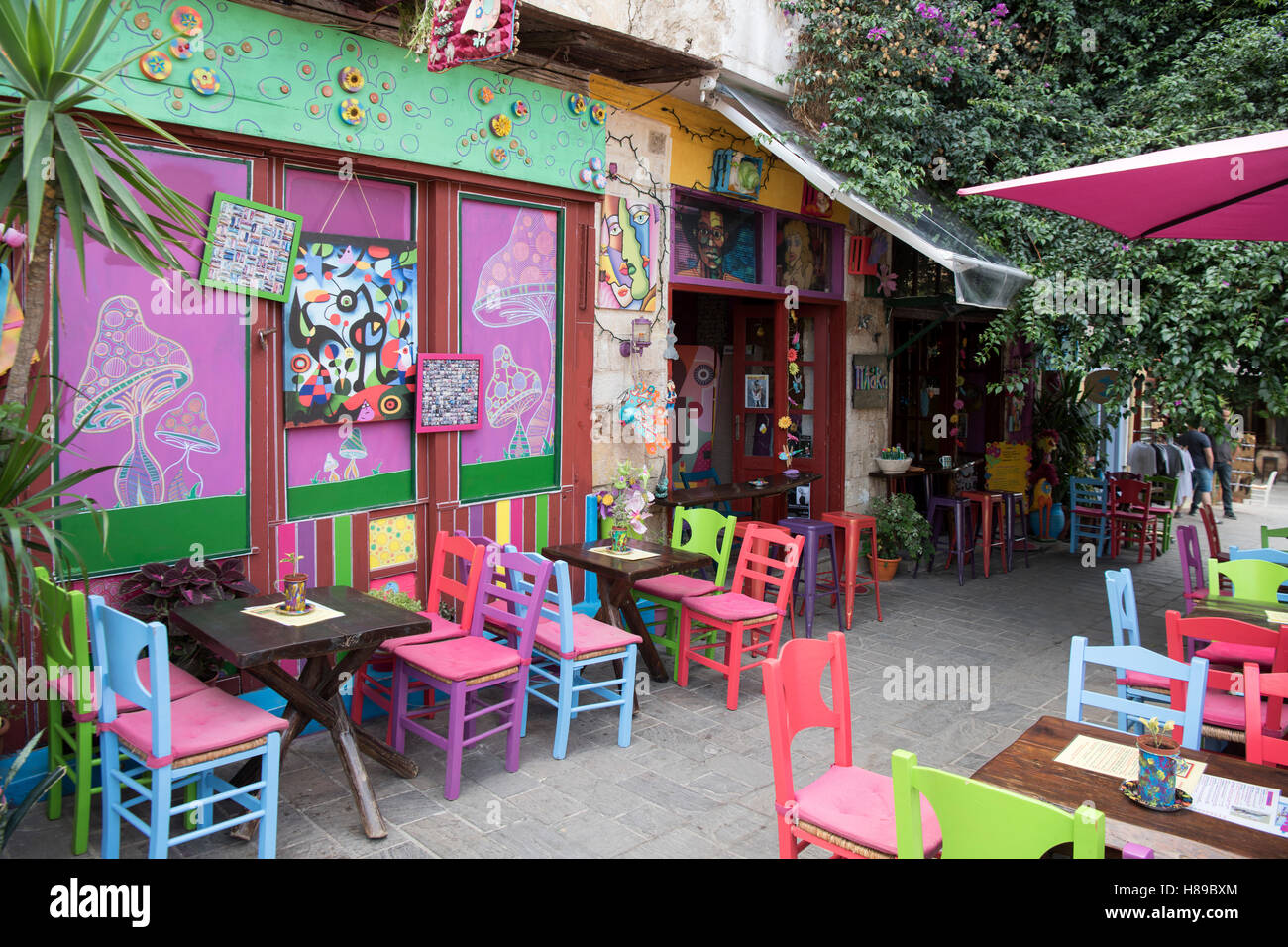 Griechenland, Kreta, Chania, Odos Sifaka, buntes Cafe in der historischen Straße der Messerschmiede Stock Photo