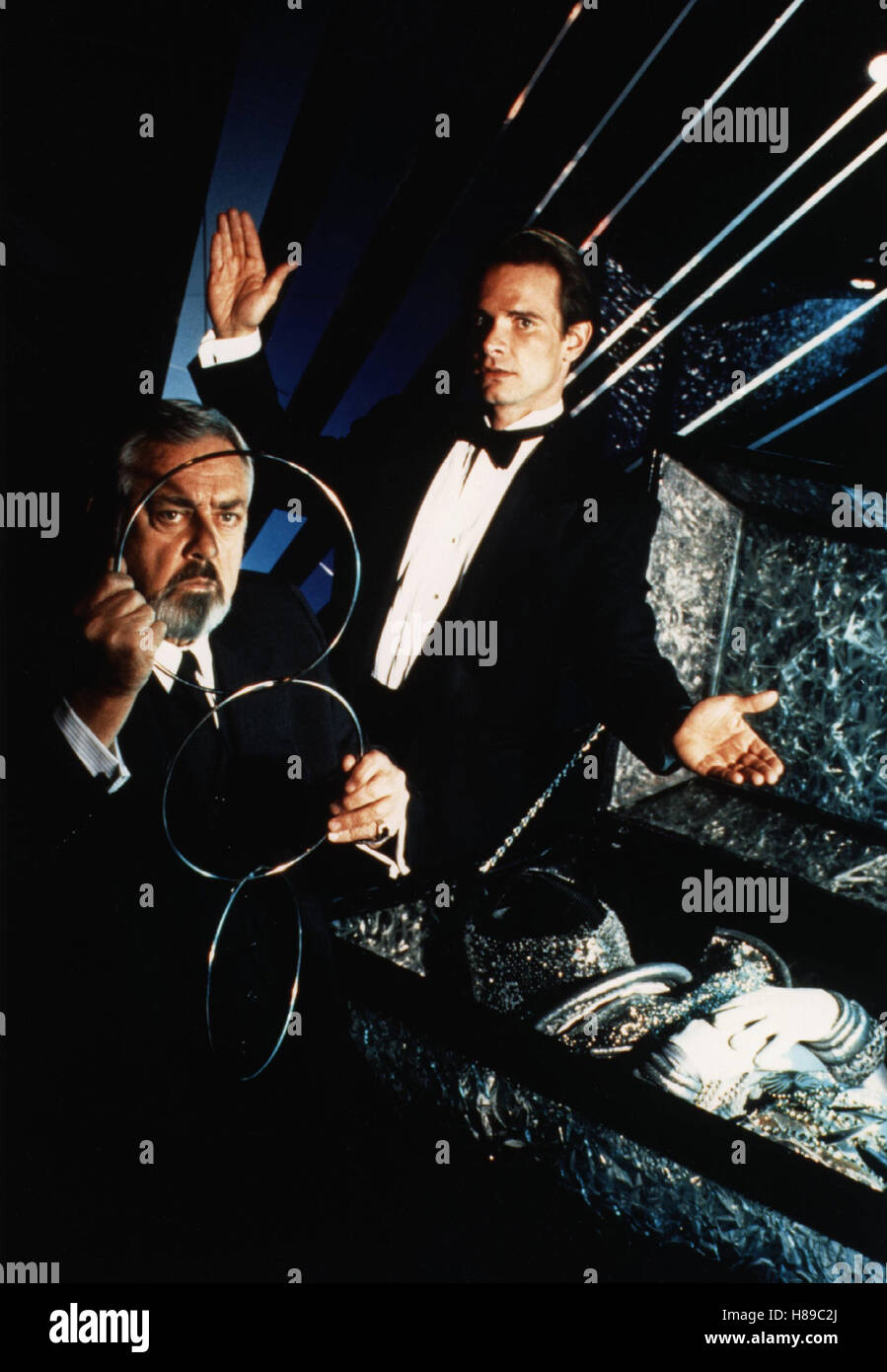 Perry Mason und der gläserne Sarg, (PERRY MASON: THE CASE OF THE GLASS COFFIN) USA 1991, Regie: Christian I. Nyby II., RAYMOND BURR, PETER SCOLARI, Stichwort: Zauberkünstler, Sarg, Zauberei, Ringe Stock Photo