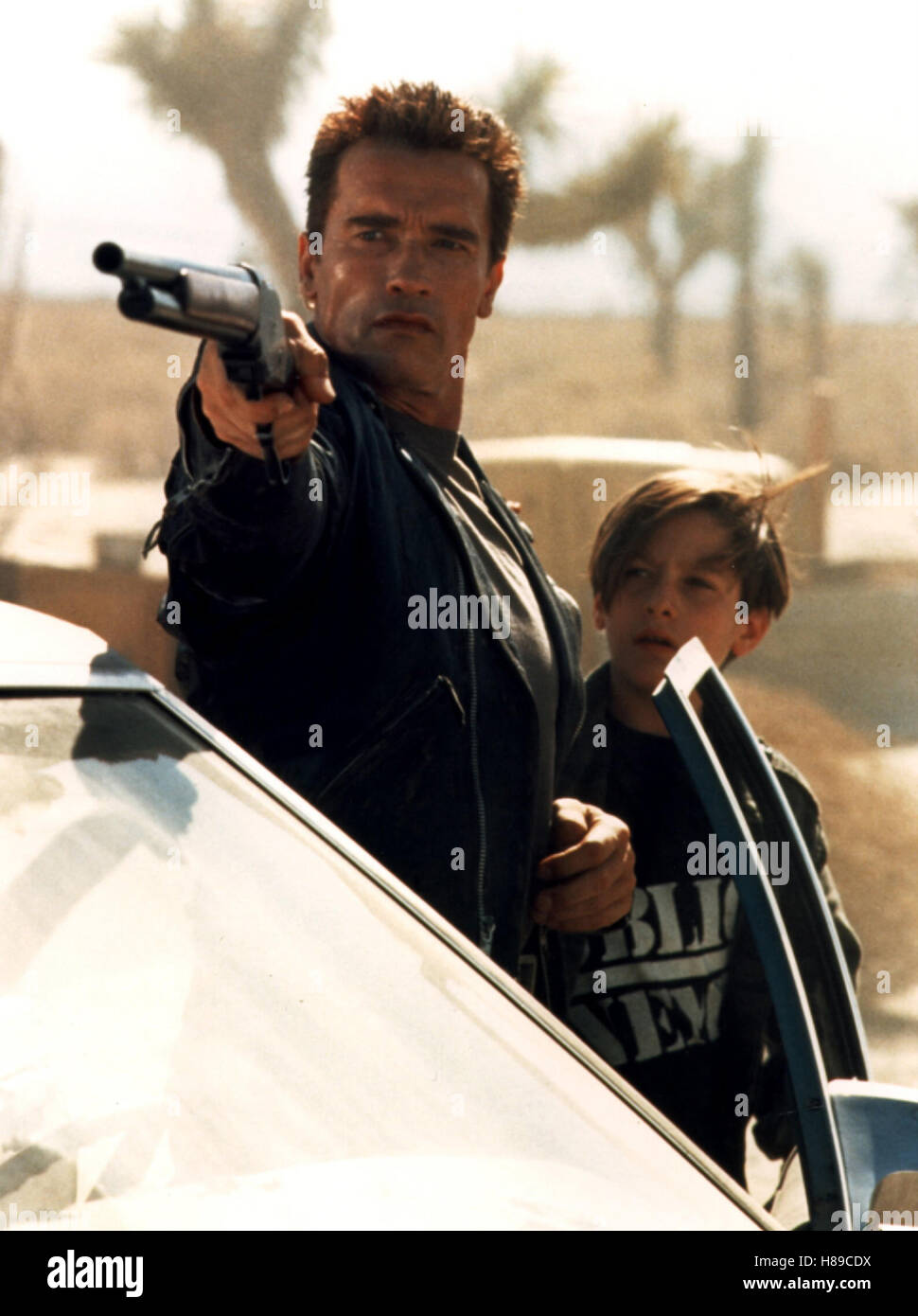 Terminator II - Tag der Abrechnung, (TERMINATOR II) USA 1991, Regie: James Cameron, ARNOLD SCHWARZENEGGER + EDWARD FURLONG, Stichwort: Revolver Stock Photo