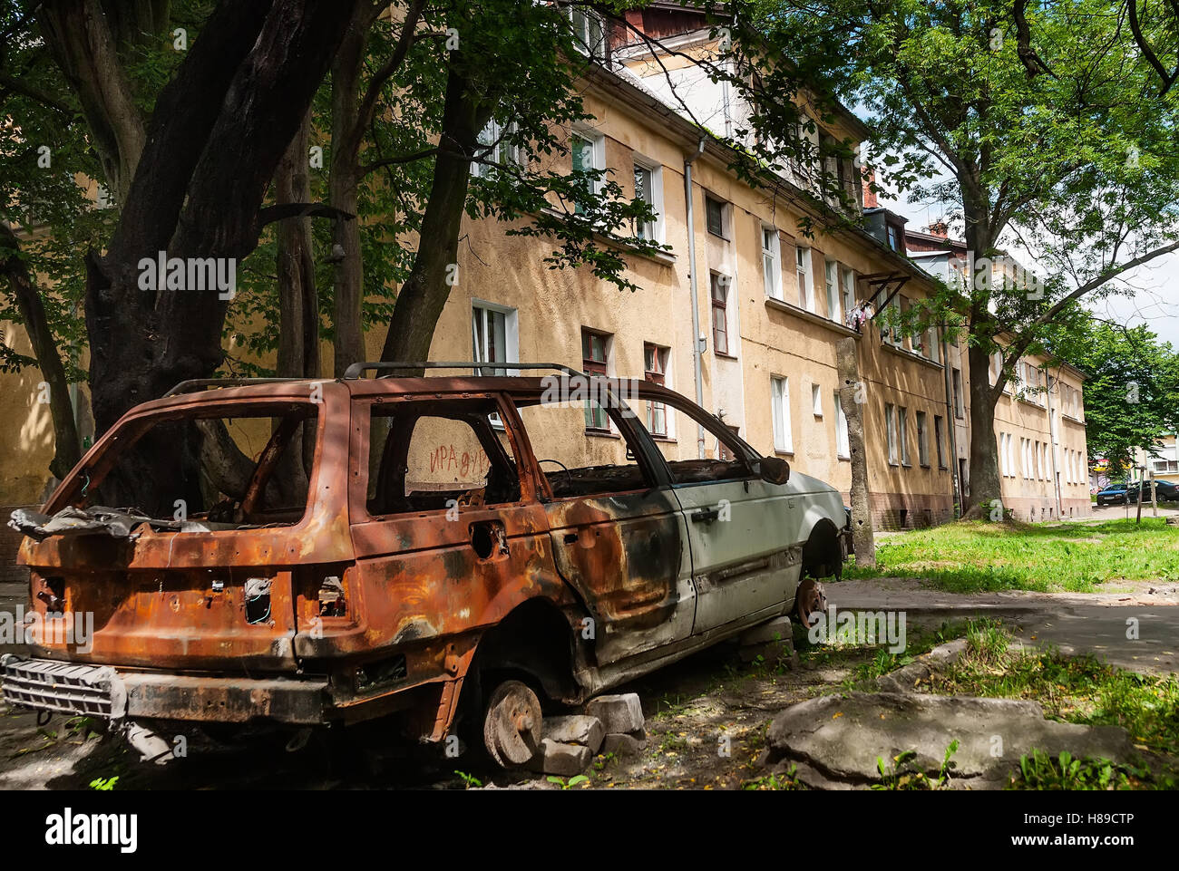 Residental house and burneddown vehicle Stock Photo Alamy