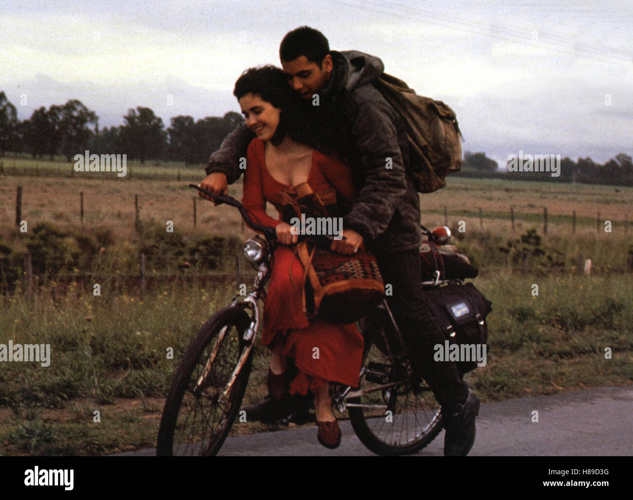 Die Reise, (EL VIAJE) E-F-RA 1992, Regie: Fernando E. Solanas, CHRISTINA  BECERRA, WALTER QUIROZ, Stichwort: Fahrrad, Paar, Radfahrer Stock Photo -  Alamy