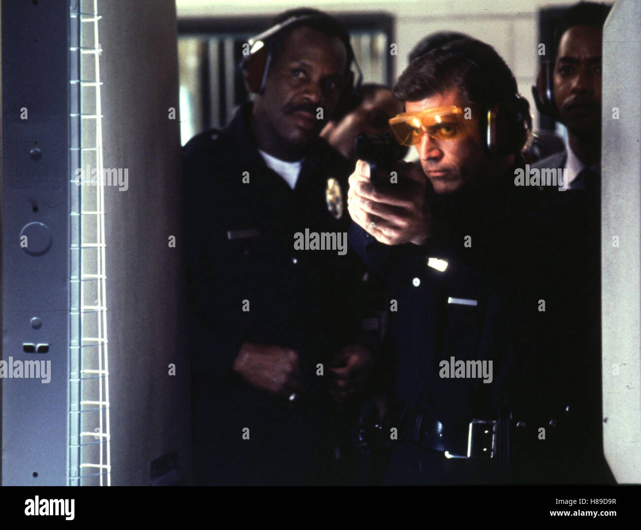 Brennpunkt L.A. - Die Profis sind zurück, (LETHAL WEAPON 3) USA 1992, Regie: Richard Donner, DANNY GLOVER, MEL GIBSON, Stichwort: Pistole, Schutzbrille Stock Photo