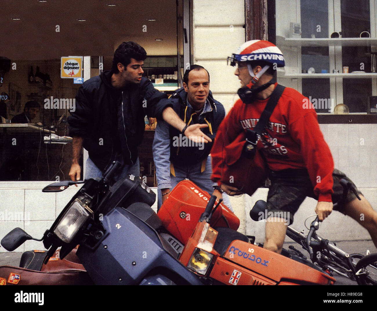 Lola liebt's schwarzweiss, (METISSE) F 1993, Regie: Mathieu Kassovitz, HUBERT KOUNDE (li), MATHIEU KASSOVITZ (re), Stichwort: Crash, Radfahrer, Unfall, Moped, Roller Stock Photo