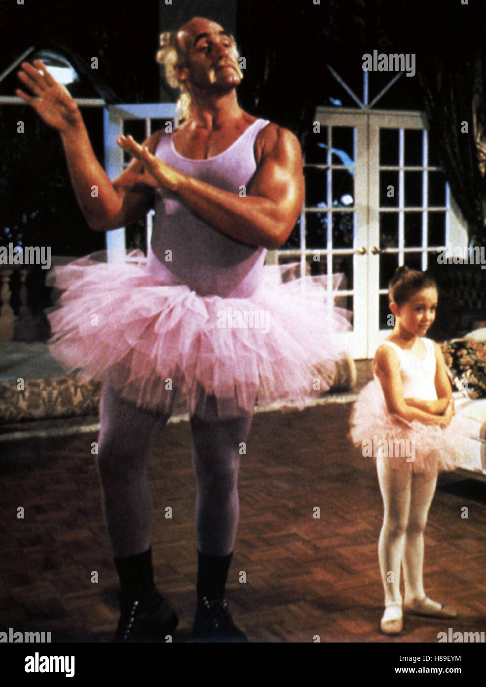 Mr. Babysitter, (MR. NANNY) USA 1993, Regie: Michael Gottlieb, TERRY "HULK"  HOGAN (li), Stichwort: Verkleidung, Kostüm, Ballerina Stock Photo - Alamy