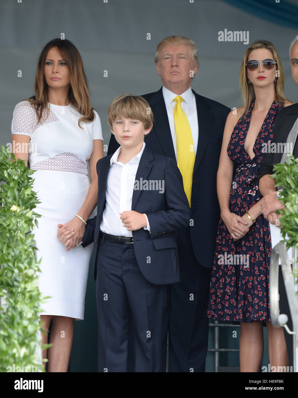 PALM BEACH, FL - JANUARY 05: Donald Trump, Barron Trump and Melania