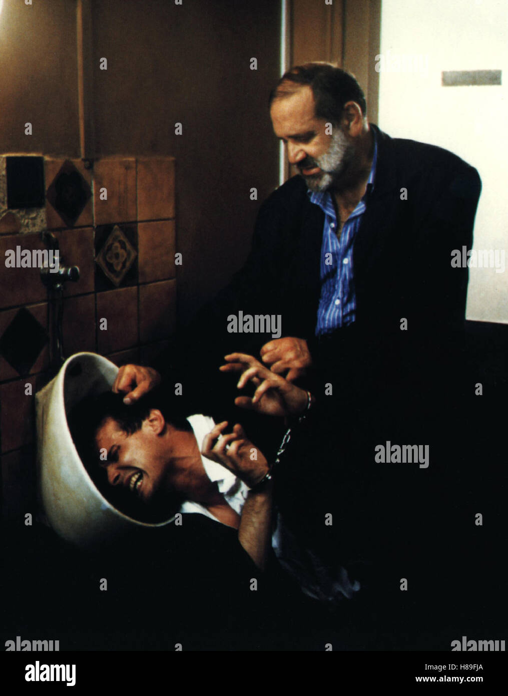 Doppelte Tarnung, (PROFIL BAS) F 1994, Regie: Claude Zidi, JEAN YANNE, Stichwort: Pissoir, Handschellen, Folter Stock Photo