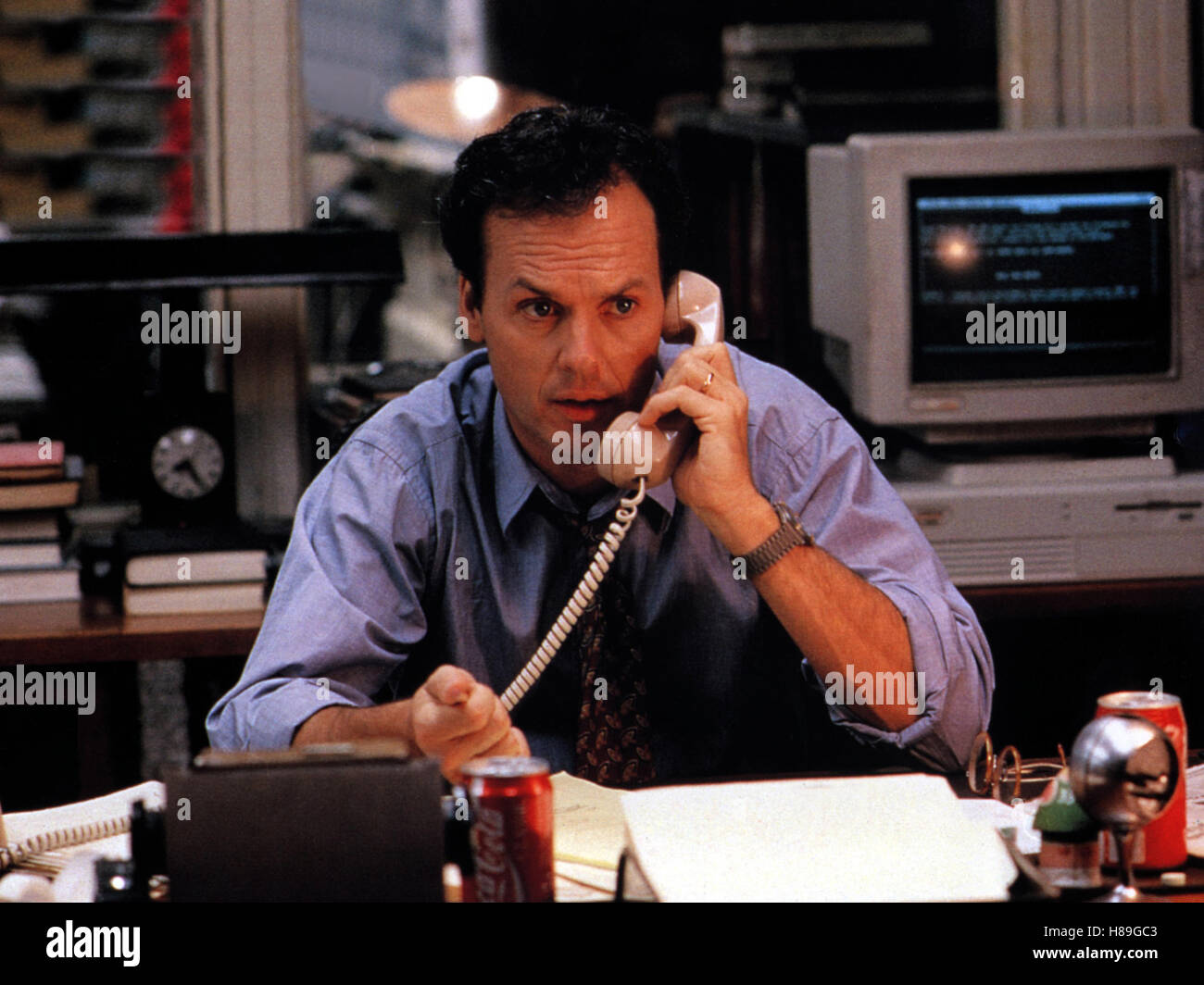 Schlagzeilen, (THE PAPER) USA 1994, Regie: Ron Howard, MICHAEL KEATON, Stichwort: Telefon, Büro, Computer, Schreibtisch Stock Photo