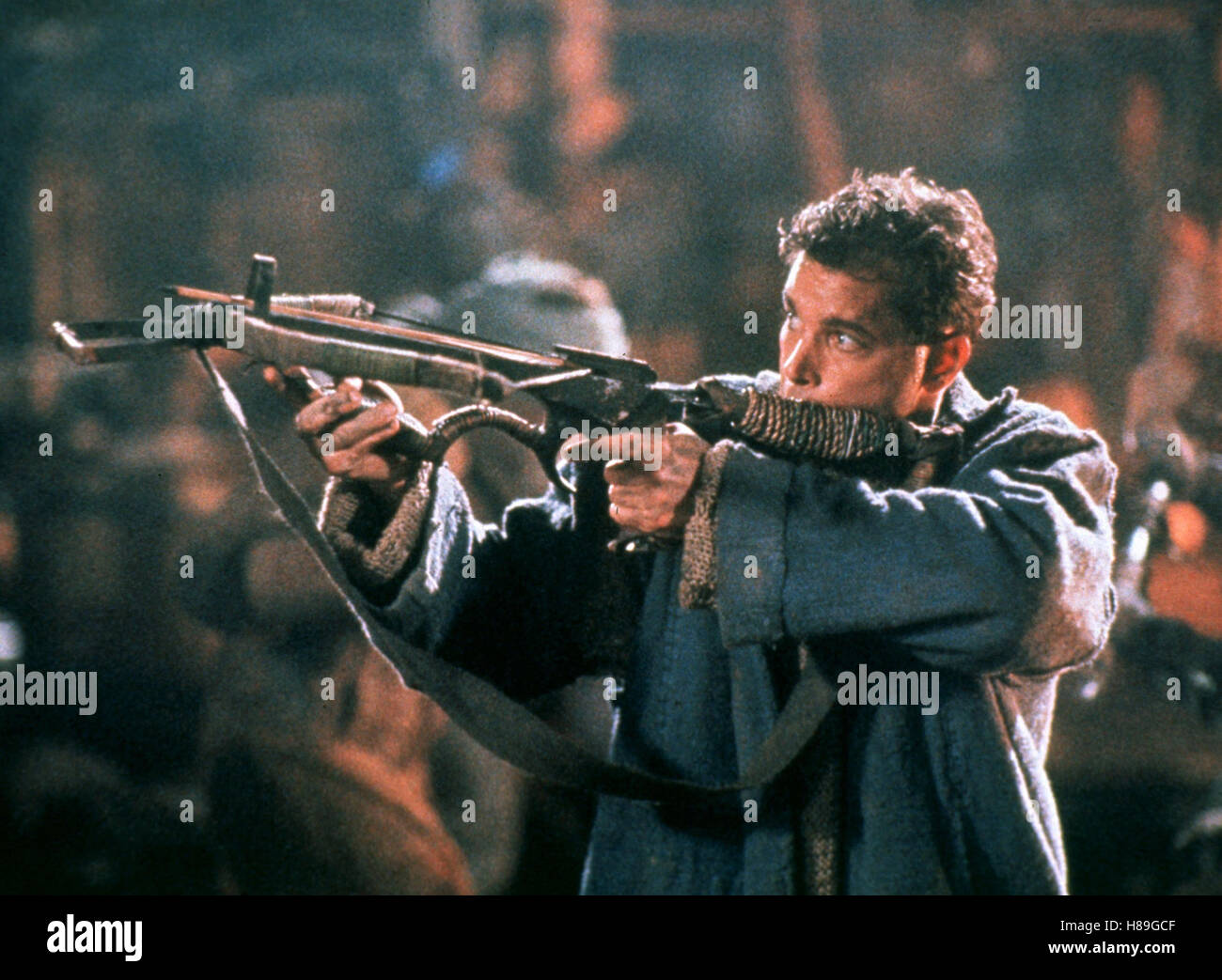 Flucht aus Absolom, (NO ESCAPE / ESCAPE FROM ABSOLOM) USA 1994, Regie: Martin Campbell, RAY LIOTTA, Stichwort: Waffe, Armbrust, Schießen Stock Photo