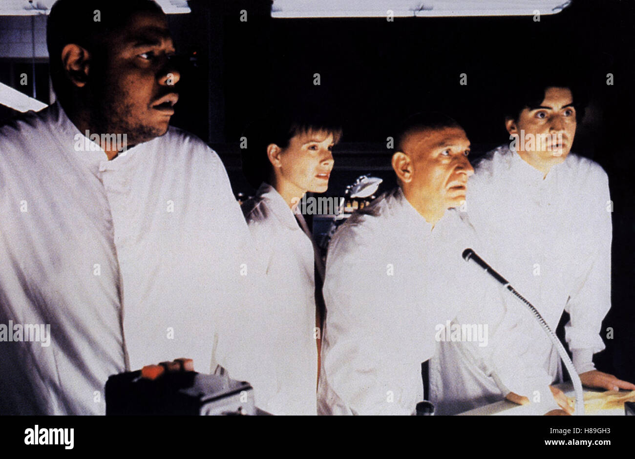 Species, (SPECIES) USA 1995, Regie: Roger Donaldson, FOREST WHITAKER, MARG HELGENBERGER, BEN KINGSLEY, ALFRED MOLINA, Stichwort: Forscherteam, Weisskittel Stock Photo