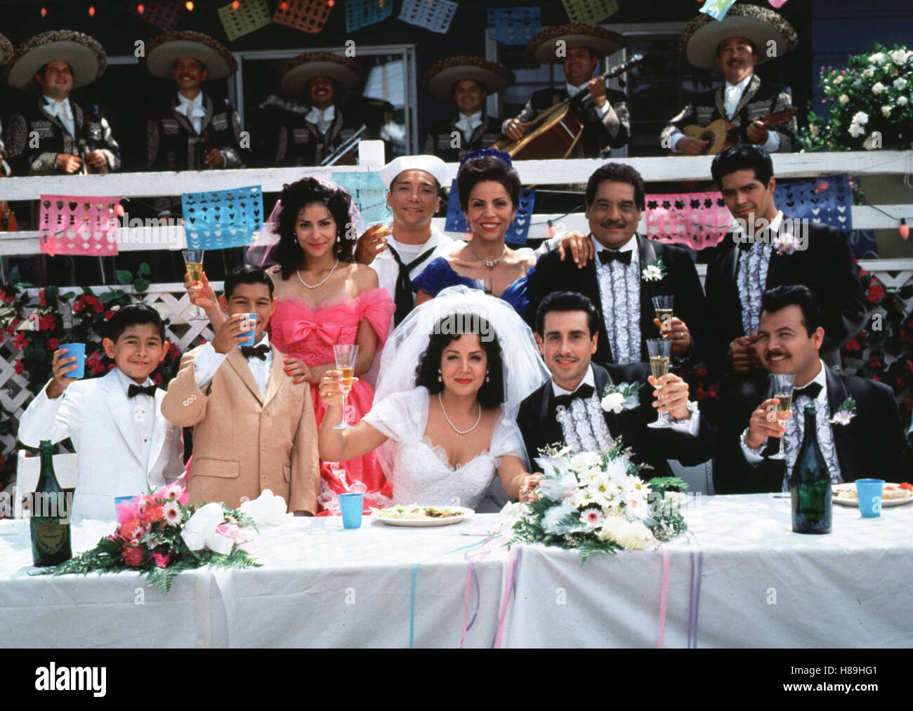 Meine verrückte Familie, (MY FAMILY) USA 1995, Regie: Gregory Nava, JONATHAN HERNANDEZ, GREG ALBERT, CONSTANCE MARIE, BENITO MARTINEZ, MARIA CANALS, JENNY GAGO, CHRIS FRANCO, EDUARDO LOPEZ ROJAS, ESAI MORALES, Stichwort: Hochzeit, Feier, Familie Stock Photo