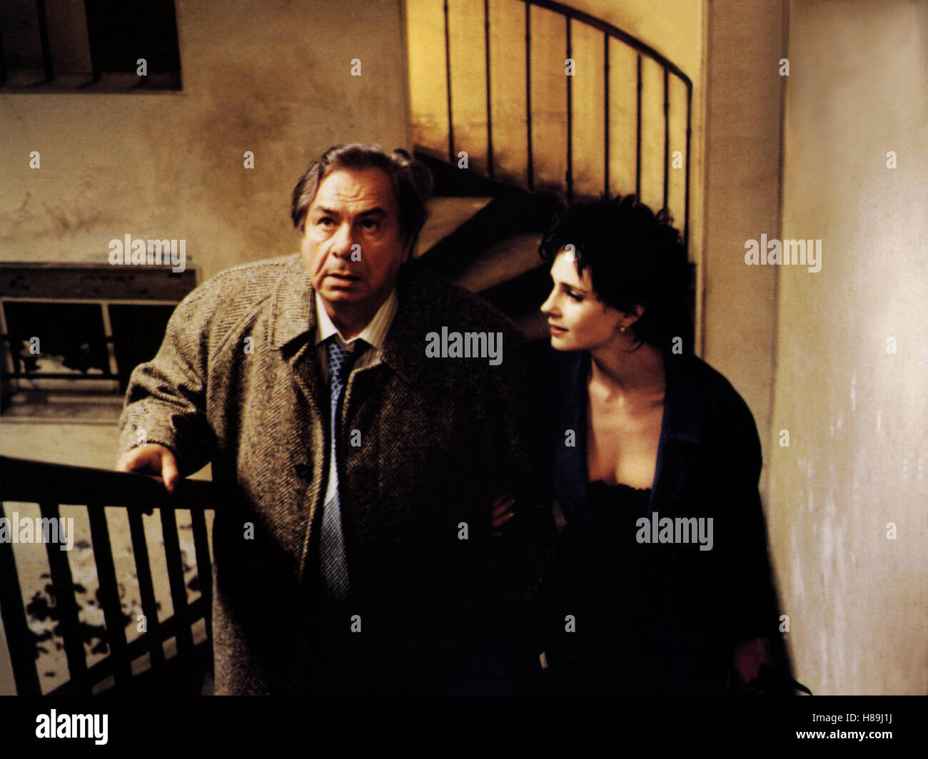 Mein Mann, (MON HOMME) F 1996, Regie: Bertrand Blier, MICHEL GALABRU, ANOUK GRINBERG , Stichwort: Treppe, Treppenhaus Stock Photo