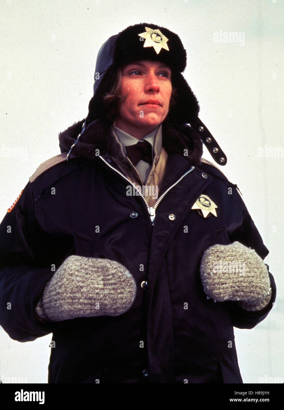 Fargo - Blutiger Schnee, (FARGO) USA 1996, Regie: Joel Coen, FRANCES McDORMAND, Stichwort: Polizeiuniform, Handschuhe Stock Photo