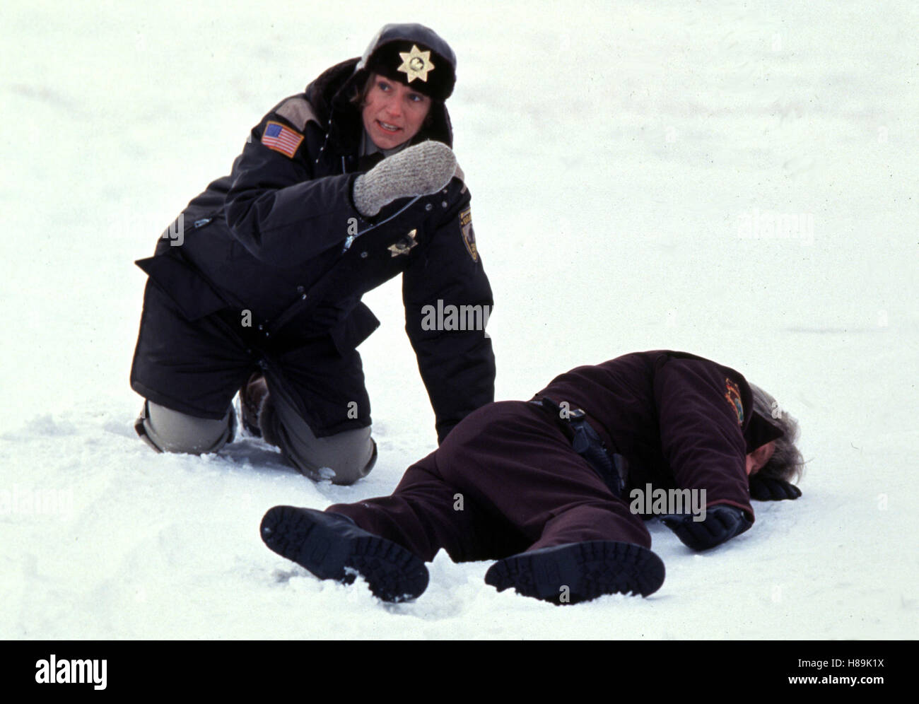 Fargo - Blutiger Schnee, (FARGO) USA 1996, Regie: Joel Coen, FRANCES McDORMAND, Stichwort: Polizeiuniform, Verletzter, Schnee Stock Photo