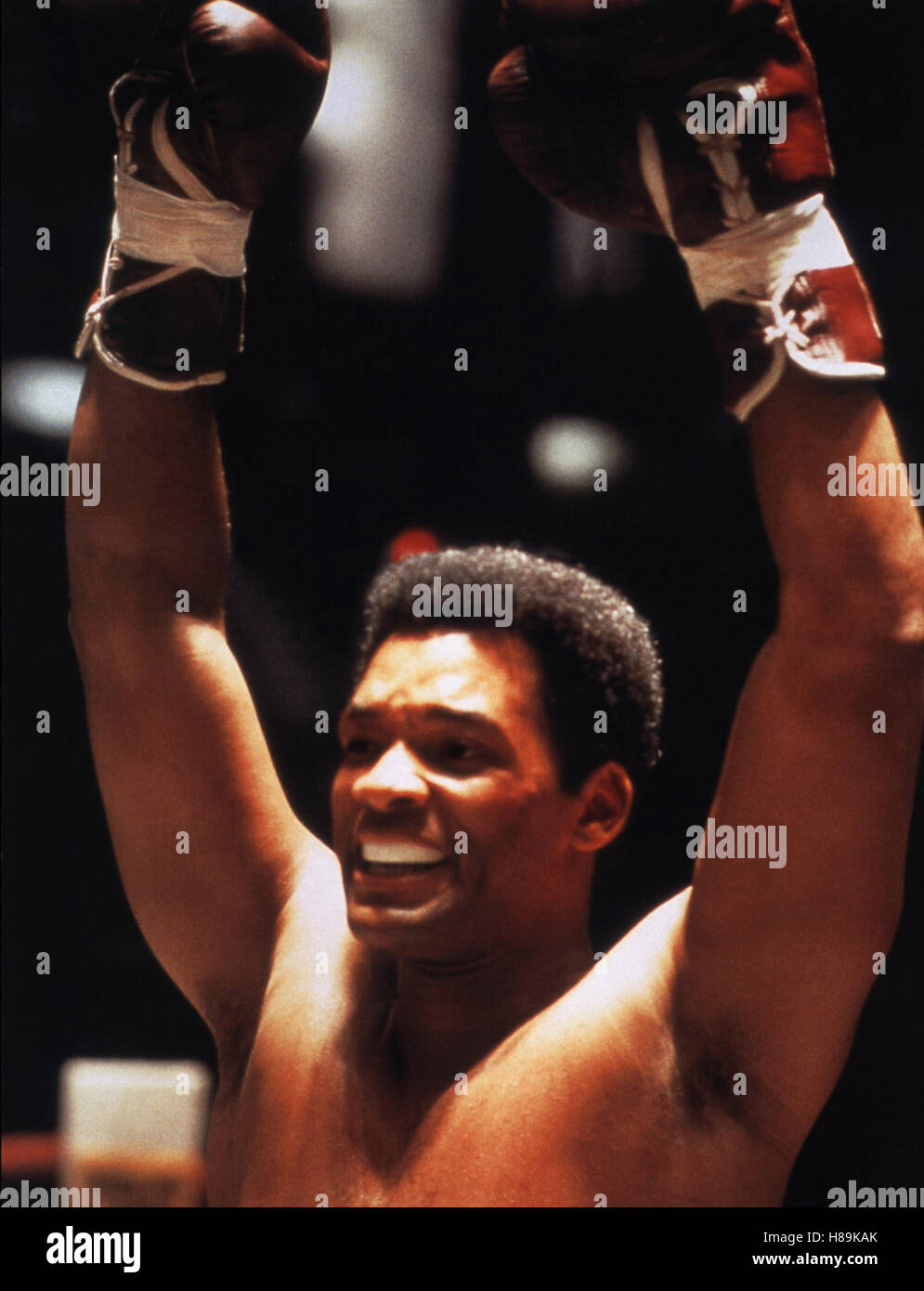 Ali, (ALI) USA 2001, Regie: Michael Mann, WILL SMITH, Stichwort: Boxer, Boxhandschuhe, Siegerpose Stock Photo