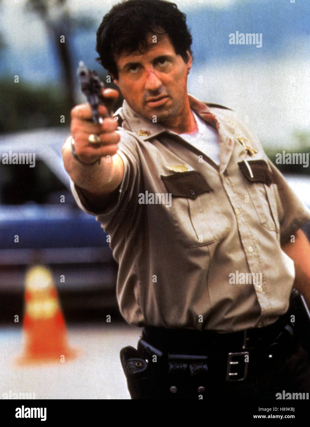 Cop Land, (COP LAND) USA 1997, Regie: James Mangold, SYLVESTER STALLONE, Stichwort: Polizist, Waffe, Revolver, Zielen, Sheriff-Stern Stock Photo