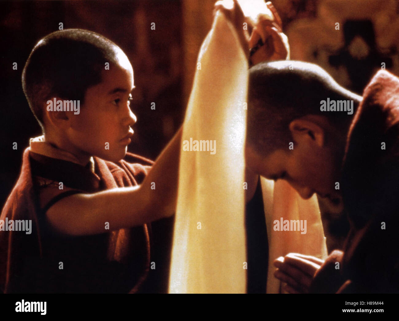 Kundun, (KUNDUN) USA 1997, Regie: Martin Scorsese, TULKU JAMYANG KUNGA TENZIN (li) Stock Photo