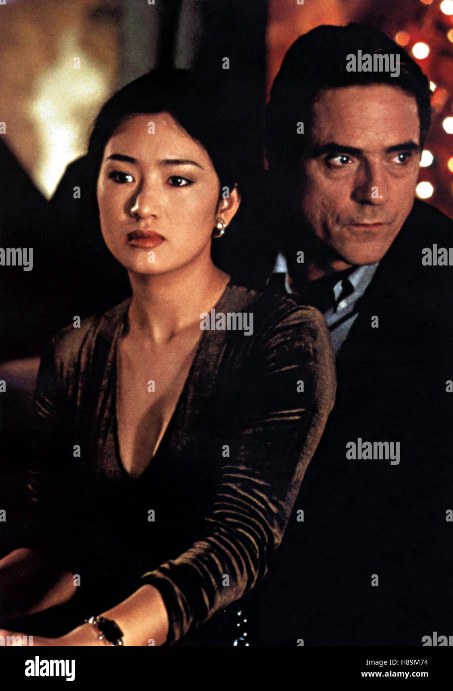 Chinese Box, (CHINESE BOX) USA 1997, Regie: Wayne Wang, GONG LI, JEREMY  IRONS, Stichwort: Paar Stock Photo - Alamy