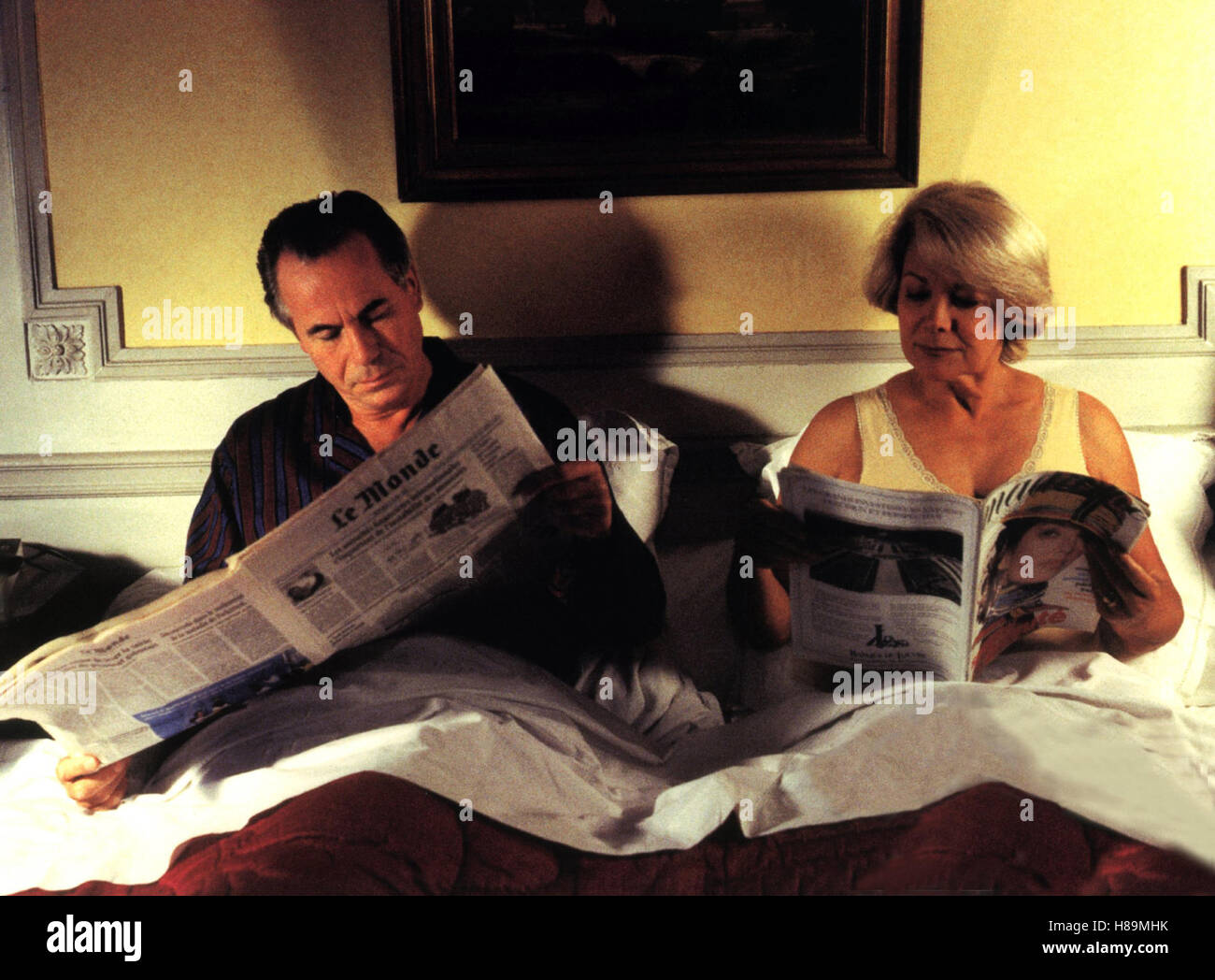 Sitcom, (SITCOM) F 1998, Regie: Francois Ozon, FRANCOIS MARTHOURET, EVELYNE DANDRY, Stichwort: Bett, Zeitung, Ehepaar, Lektüre Stock Photo