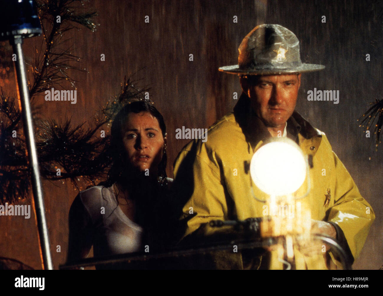 Hard Rain, (HARD RAIN) USA 1998, Regie: Mikael Salomon, MINNIE DRIVER,  RANDY QUAID, Stichwort: Friesennerz, Öljacke, Scheinwerfer, Handlampe,  Regen Stock Photo - Alamy