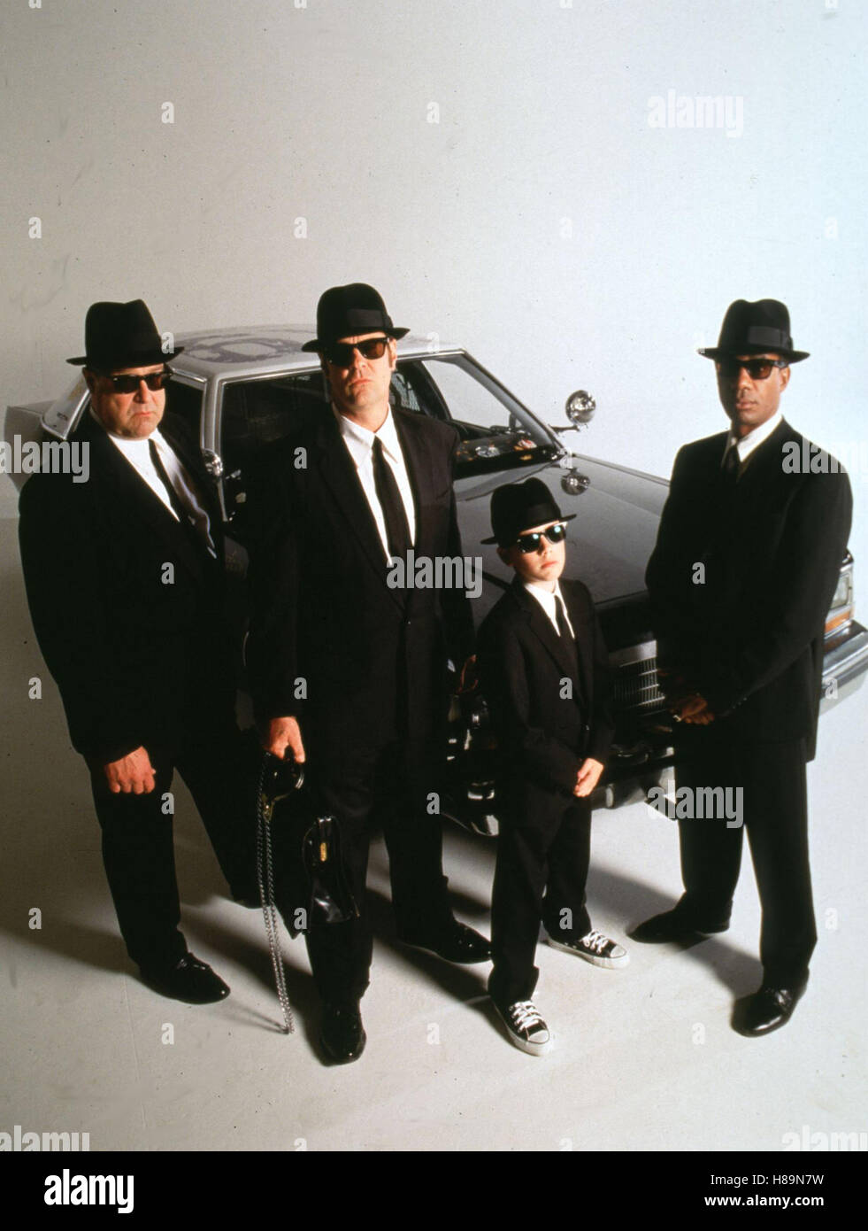 Blues Brothers 2000, (BLUES BROTHERS 2000) USA 1998, Regie: John Landis,  JOHN GOODMAN, DAN AYKROYD, J. EVAN BONIFANT, JOE MORTON, Stichwort:  Sonnenbrille, Hut, Auto Stock Photo - Alamy