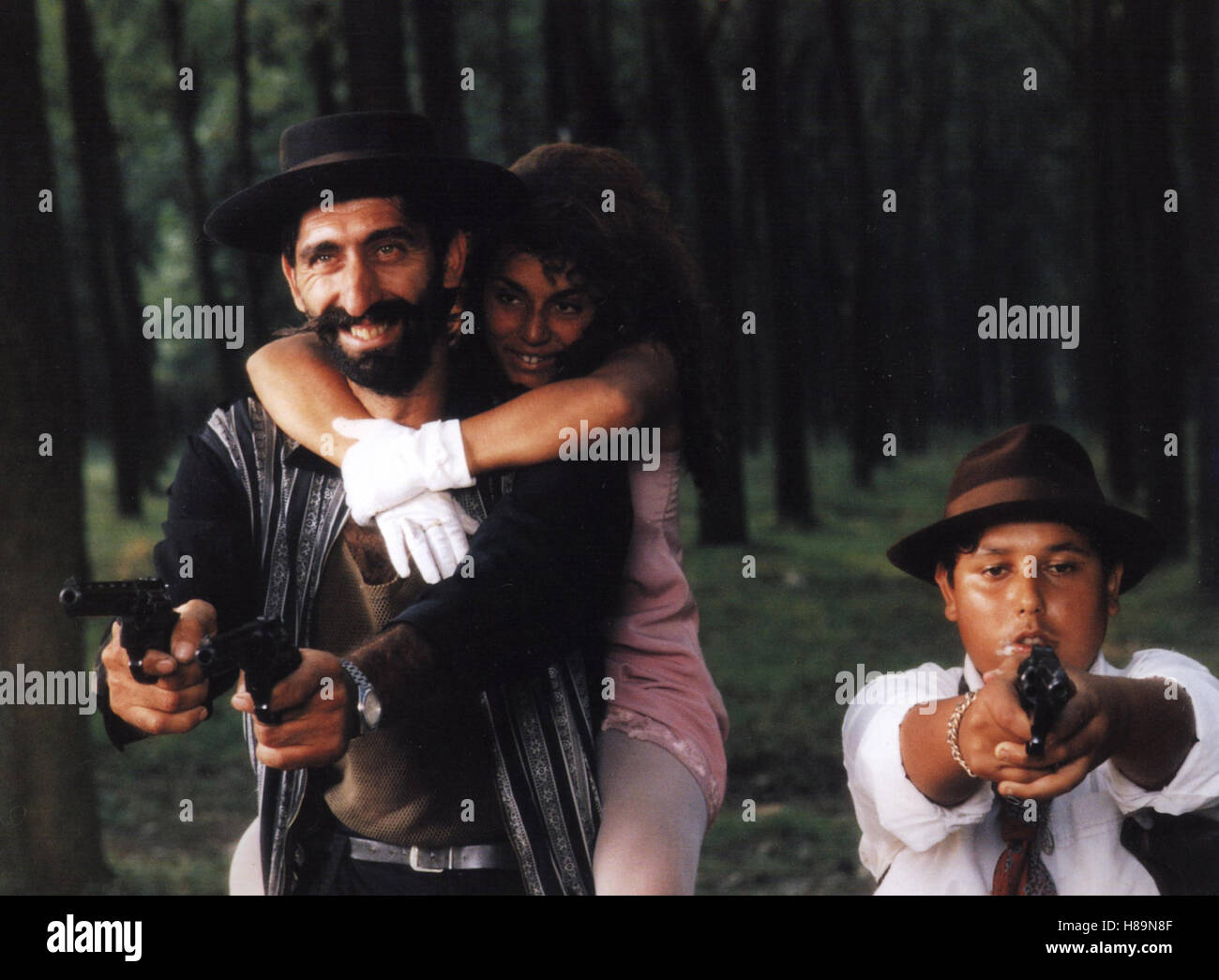 Schwarze Katze, weißer Kater, (CHAT NOIR, CHAT BLANC / CRNA MACKA, BELI  MACOR) F-D-YU 1998, Regie: Emir Kusturica, Stichwort: Waffe, Revolver,  Huckepack Stock Photo - Alamy