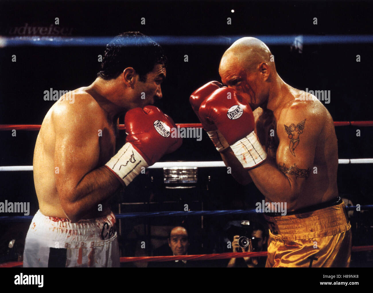 Knocked Out - Eine schlagkräftige Freundschaft, (PLAY IT TO THE BONE) USA 1999, Regie: Ron Shelton, ANTONIO BANDERAS, WOODY HARRELSON, Stichwort: Boxer, Boxhandschuh, Boxkampf, Boxring, Glatze Stock Photo