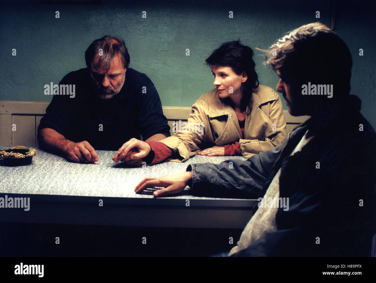 Code unbekannt, (CODE INCONNU) F-D-RO 2000, Regie: Michael Haneke, JOSEF BIERBICHLER, JULIETTE BINOCHE, THIERRY NEUVIC Stock Photo