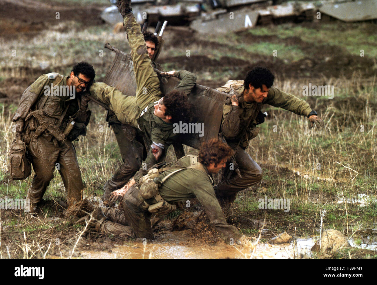 Am Tag von Kippur, (KIPPOUR) F- ISR 2000, Regie: Amos Gitai, URI KLAUZNER, YORAM HATTAB, LIRON LEVO, TOMER RUSSO, Key: Soldaten, Sanitäter, Bahre Stock Photo