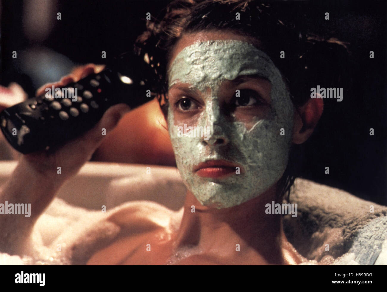 Männerzirkus, (SOMEONE LIKE YOU) USA 2001, Regie: Tony Goldwyn, ASHLEY JUDD, Key: Gesichtsmaske, Schönheitsmaske, Bad, Schaumbad, Badewanne, Mobiltelefon, Partable, Telefon Stock Photo