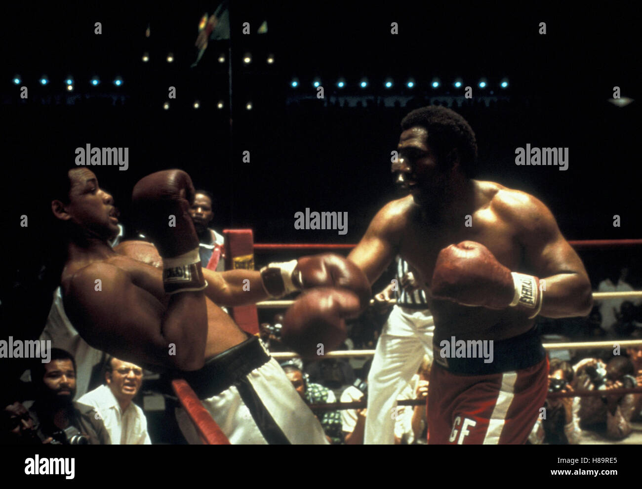 Ali, (ALI) USA 2001, Regie: Michael Mann, WILL SMITH, CHARLES SHUFFORD (Muhammad Ali / George Foreman) Stichwort: Boxring, Boxkampf, Boxer, Voxhandschuhe Stock Photo