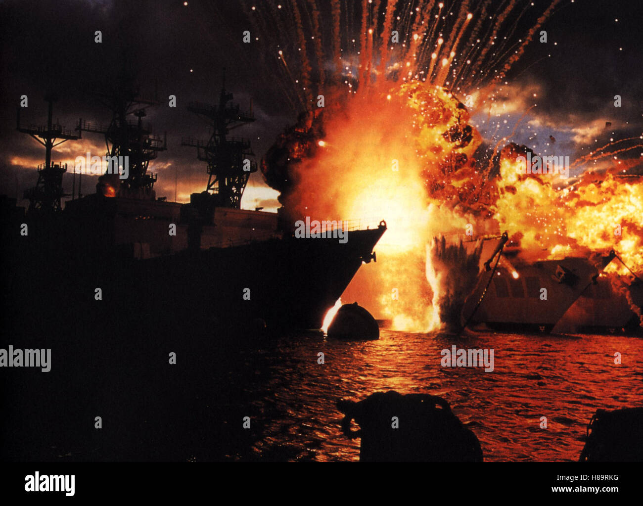 Pearl Harbor, (PEARL HARBOR) USA 2001, Regie: Michael Bay, Szene, Stichwort: Krieg, Flammen, Explosion, Schiff Stock Photo